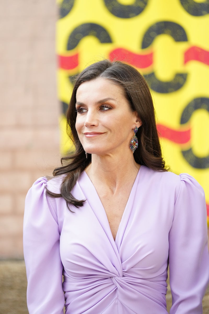 El vestido de invitada made in Spain que podría llevar perfectamente la reina Letizia este verano