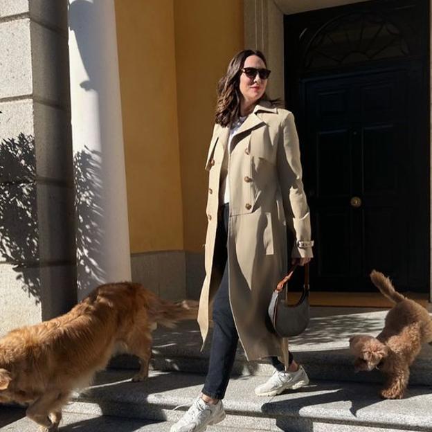 Tamara Falcó y el look más relajado en casa de Isabel Preysler con las zapatillas que arrasan