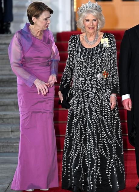 La reina Camilla con la primera dama alemana, en la cena de gala de su primer viaje oficial al extranjero como consorte. (FOTO: GTRES)