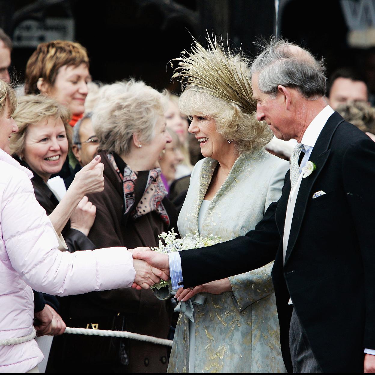 Camilla Parker Bowles y el entonces príncipe de Gales, Carlos, el día de su boda saludando al público en la calle./getty images