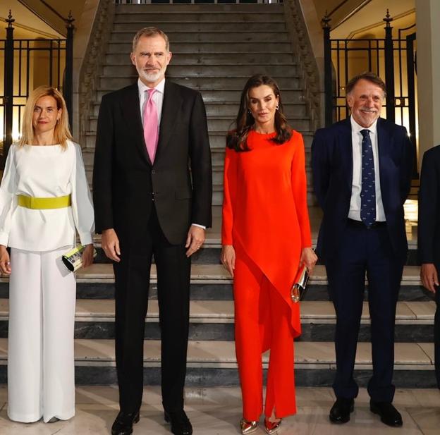 La reina Letizia arrasa con su conjunto naranja de Zara y unos tacones dorados preciosos