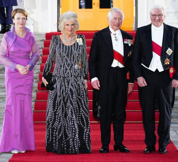 Los reyes de Inglaterra con el presidente de Alemania y su esposa en la cena de gala.