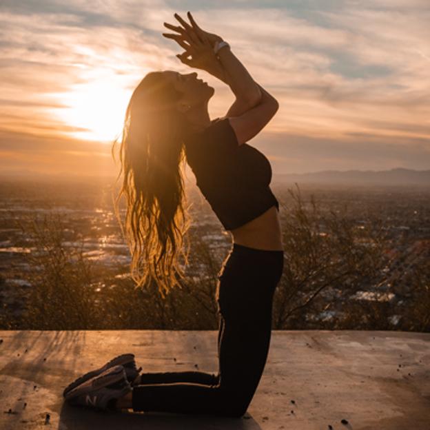 Mujer haciendo yoga