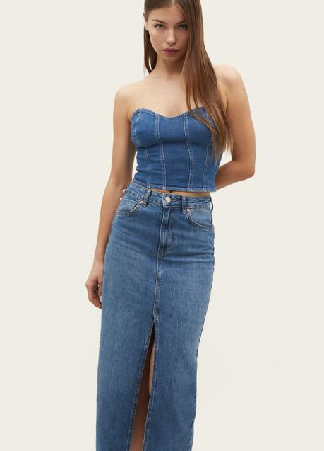 Falda midi de Stradivarius (25,99 euros)