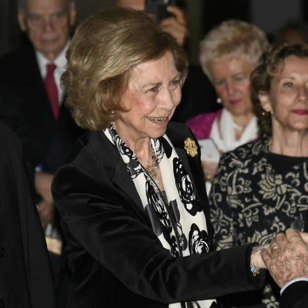 La reina Sofía vuelve a la Catedral de Palma sin Letizia y con el truco de estilo que está en Mango por 15 euros