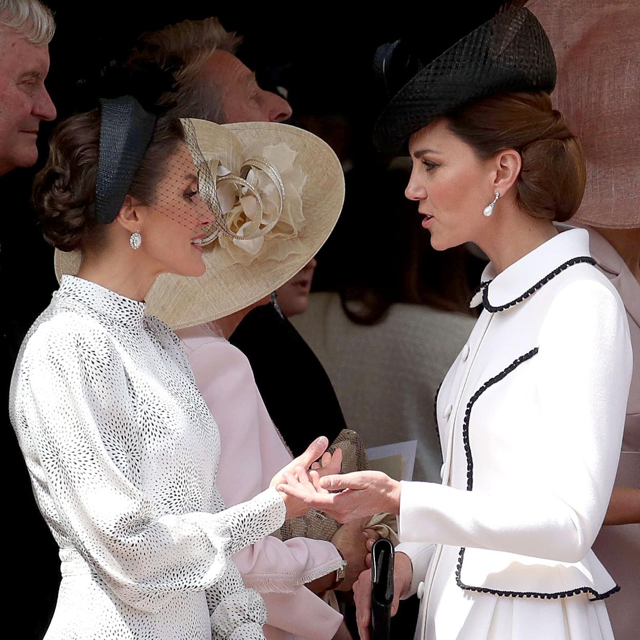 La reina Letizia y Kate, princesa de Gales, charlando en 2019./gtres