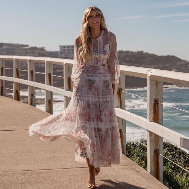 Flechazo con el vestido vaporoso romántico más favorecedor que te pondrás como look de invitada o para diario esta primavera