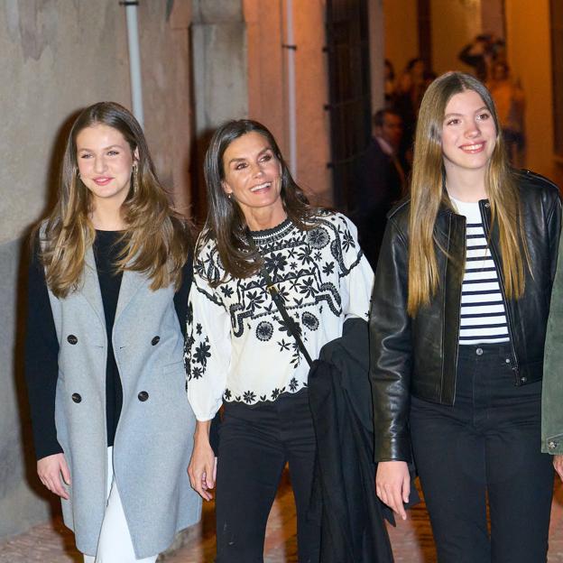 La reina Letizia con sus hijas y el rey Felipe VI en Chinchón.