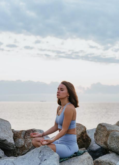 Mujer haciendo yoga/PEXELS