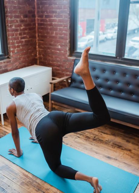 Mujer entrenando glúteos/PEXELS