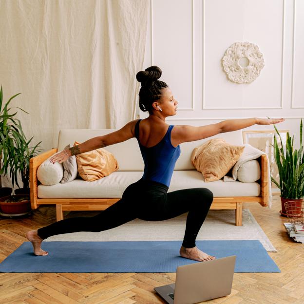 Mujer entrenando extensión de cadera