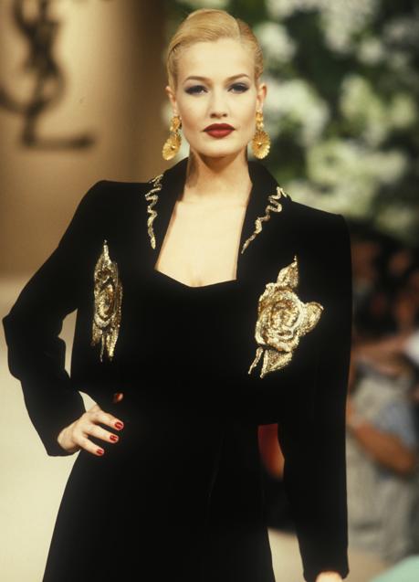 Karen Mulder, con un icónico diseño de YSL Alta Costura (otoño-invierno 1995).