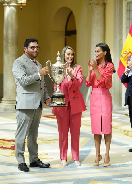 La reina Letizia con un look rosa en los Premios Nacionales de Deporte. / MUJERHOY