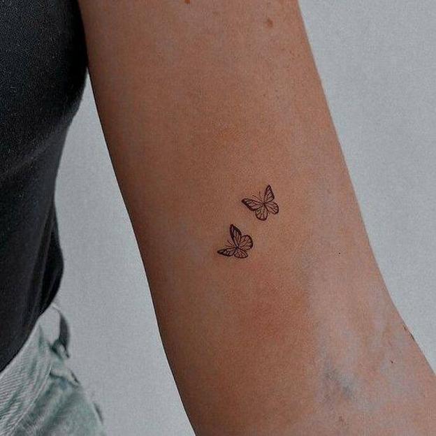 Tatuaje minimalista con mariposas