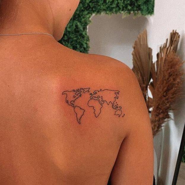 Tatuaje minimalista con silueta del mapa del mundo