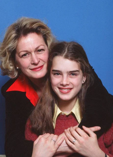1978, RETRATO FAMILIAR: Brooke Shields, con apenas 10 años, posa sonriente con su madre, Teri, el mismo año que protagonizó La pequeña, la película de Louis Malle.