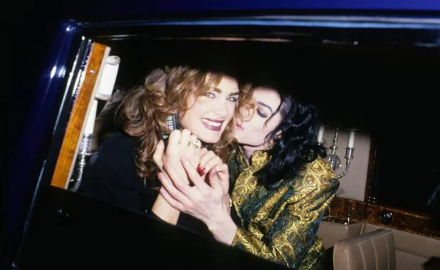 Michael Jackson se acerca para besar a Brooke Shields en una limusina, después de la gala de los premios Grammy. Él dijo en televisión que eran novios, pero no era cierto. 