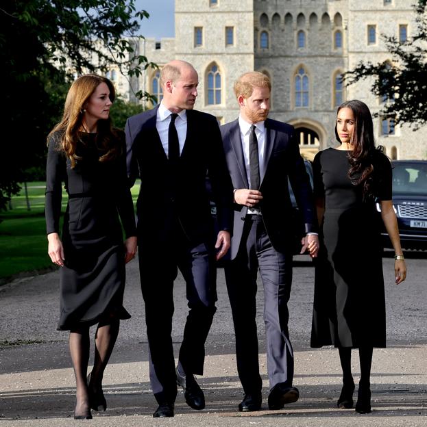 Kate Middleton y Meghan Markle pasean de luto junto al príncipe Guillermo y Harry tras la muerte de Isabel II.