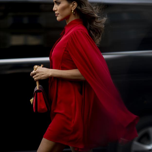 Tenemos el vestido rojo de Oysho del que hablan todas: es de lino, desmontable y combina con todo