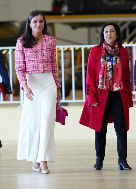 La reina Letizia y Margarita Robles. / MUJERHOY