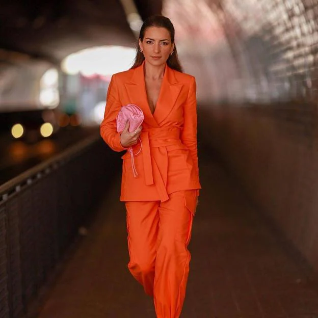 El traje naranja en tendencia que las mejor vestidas llevan esta primavera está en Zara