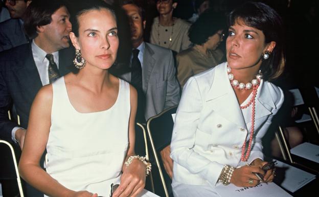 Carole Bouquet y Carolina de Mónaco, en un desfile a principios de los años 90, cuando el drama de la adicción a las drogas ya había quedado atrás. 