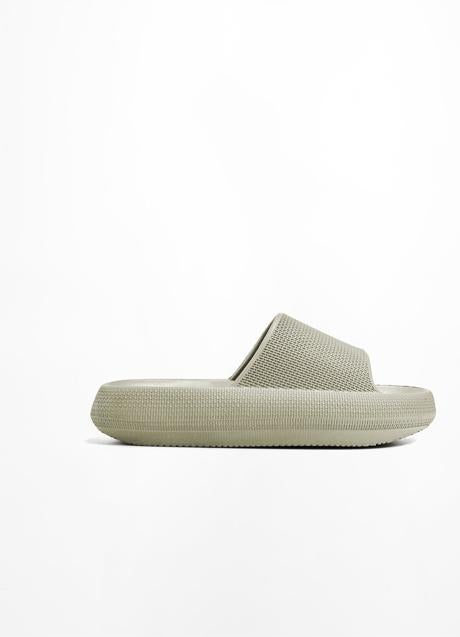 Sandalias de goma de Oysho, 17,99€.