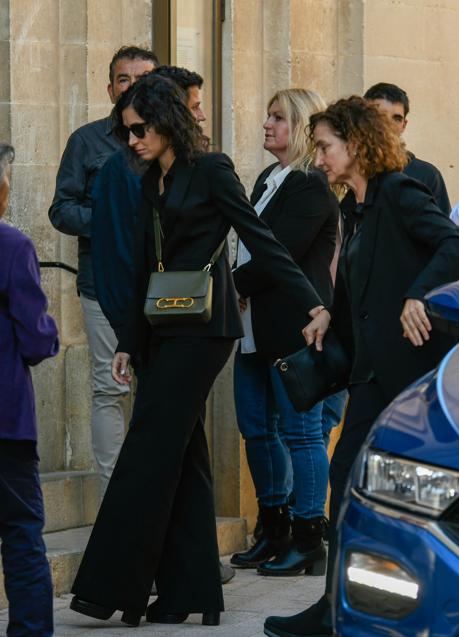 Xisca Perelló y su madre, María Pascual, llegando al funeral del Miquel Perelló. / GTRES