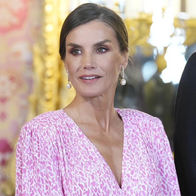 La reina Letizia vuelve a arrasar de rosa: así es el espectacular vestido made in Spain que ha estrenado