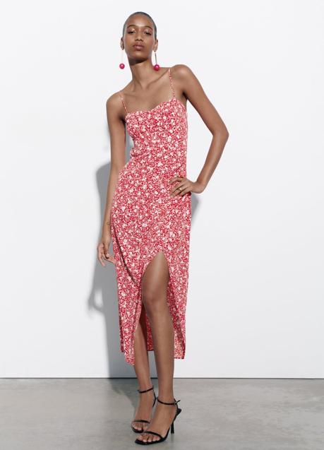 Vestido estampado con flores de Zara (29,99 euros)