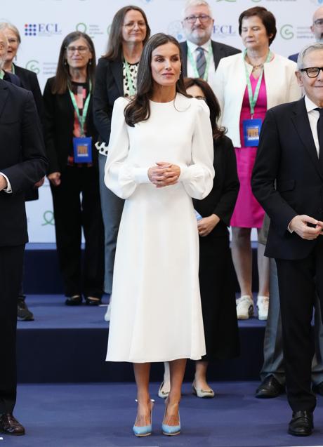 La reina con un vestido blanco midi. / MUJERHOY