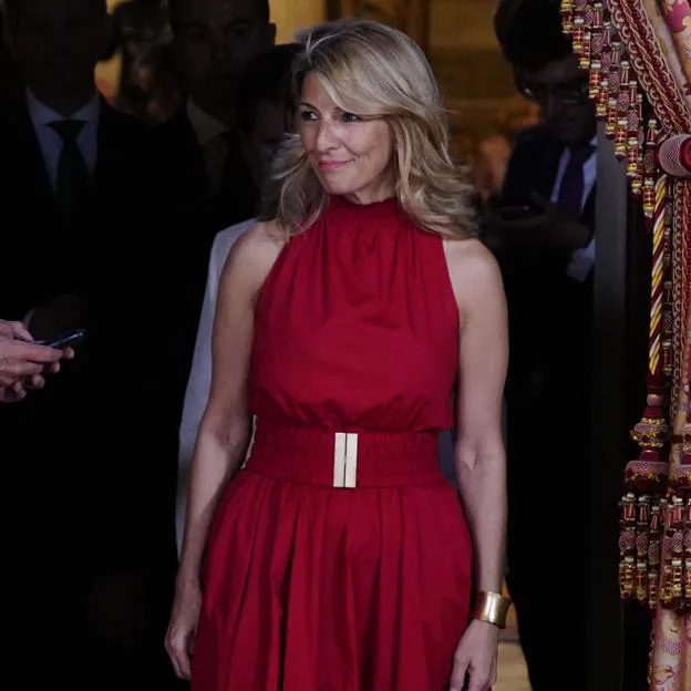 El espectacular look de Yolanda Díaz que ha hecho la competencia a la reina Letizia: un vestido rojo muy favorecedor