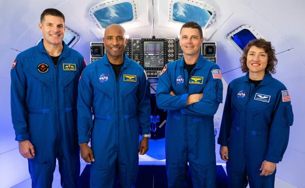 De izq. a dcha. los astronautas Jeremy Hansen, Victor Glover, Reid Wiseman y Christina Koch, que orbitarán la Luna en la misión Artemis II.