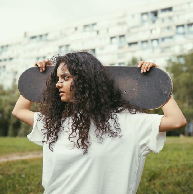 Mujer con skate