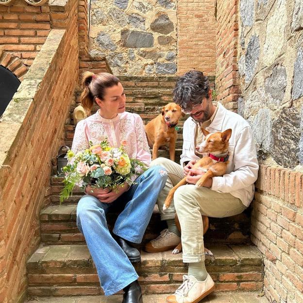 Este es el look versátil con camisa con bordados y vaqueros de Alejandra de Rojas, la aristócrata más buscada del momento