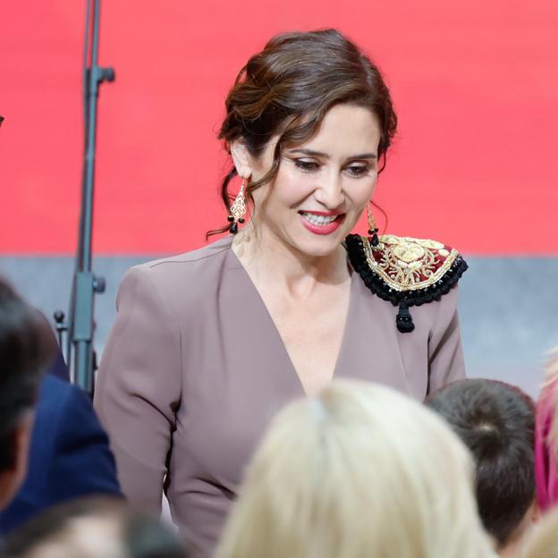 Isabel Díaz Ayuso arrasa con un espectacular vestido midi estilizador durante la entrega de medallas del Dos de Mayo