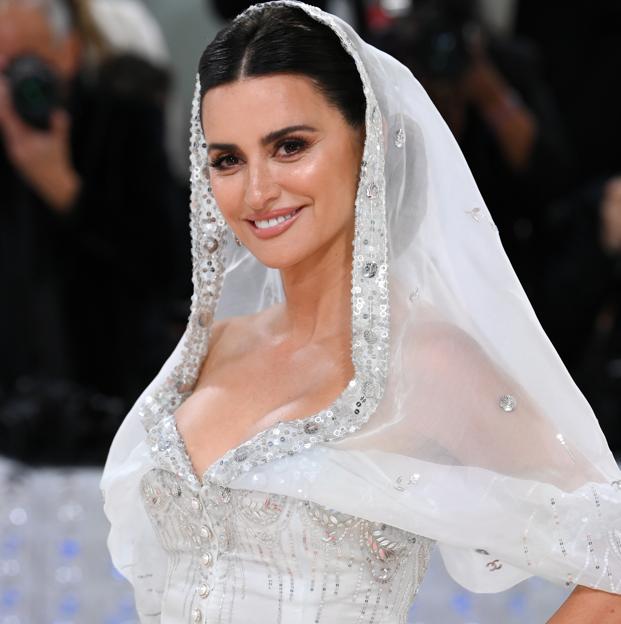 El look de Penélope Cruz en la Met Gala 2023: el vestido de novia de Chanel con el que ha deslumbrado en la alfombra roja