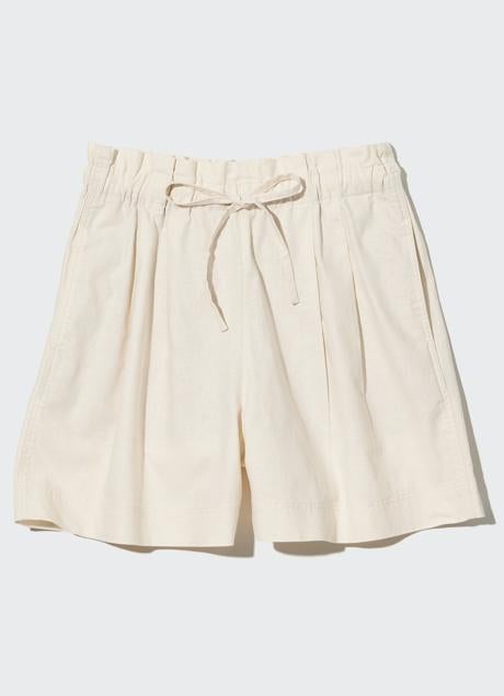 Bermudas fluidas en color crudo de Uniqlo. Foto: Uniqlo.