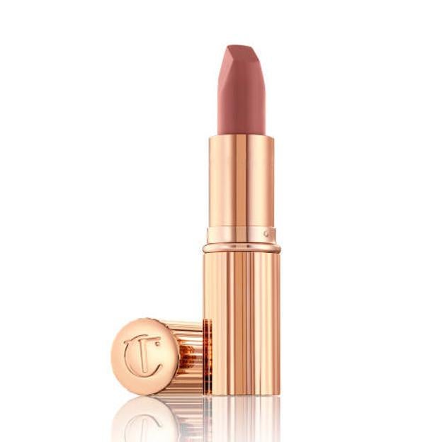 Pintalabios de la Gala Met Matte Revolution Lipstick en el tono Supermodel de Charlotte Tilbury