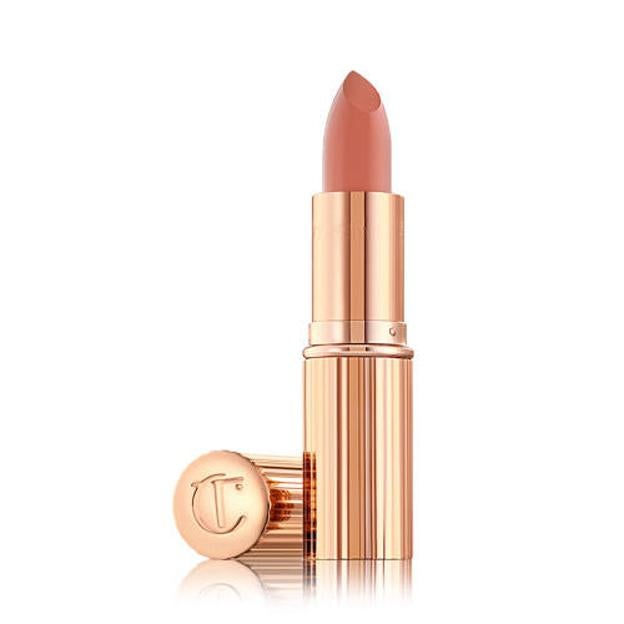 K.I.S.S.I.N.G. Lipstick en el tono Bitch Perfect de Charlotte Tilbury