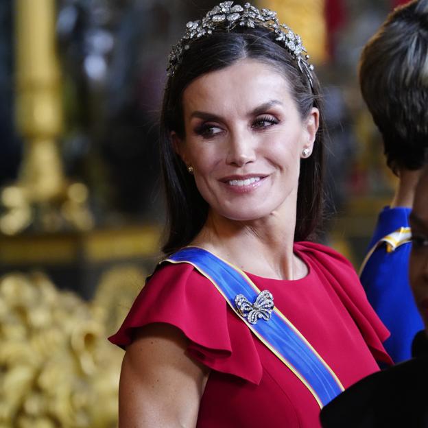 La tiara floral y un espectacular vestido rojo: el look de la reina Letizia en la cena de gala con el presidente de Colombia