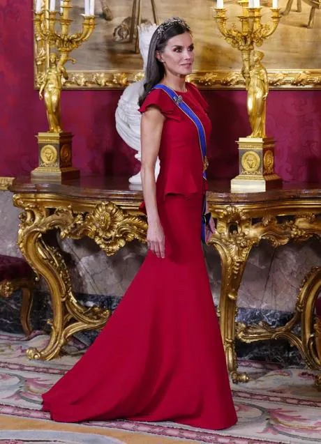 REINA DE LA NOCHE: El rojo de gala de Letizia con tiara de flores | Mujer Hoy