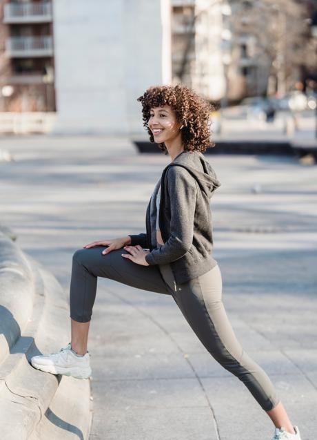 Mujer haciendo deporte/PEXELS