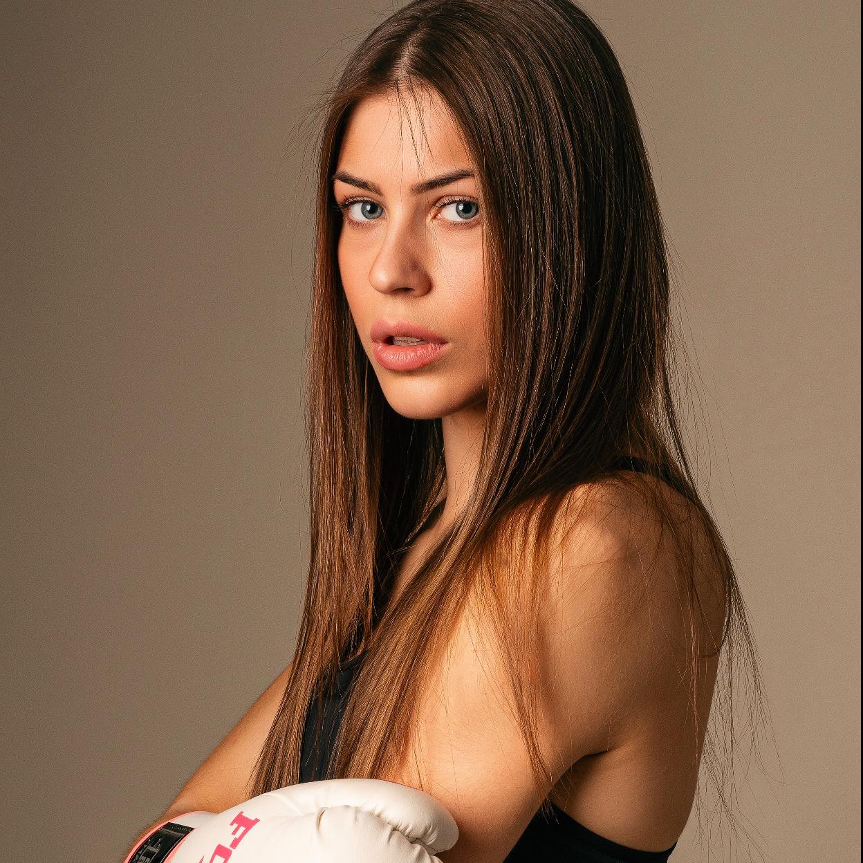 Mujer con guantes de boxeo/pexels