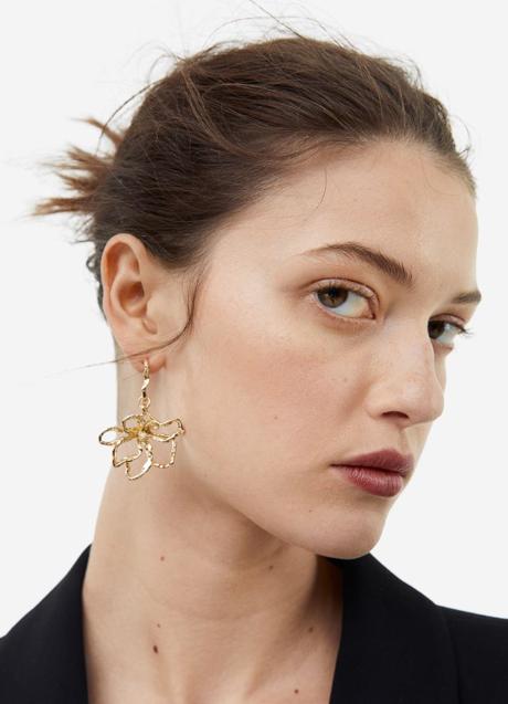 Pendientes de flor de H&M (7,99 euros)