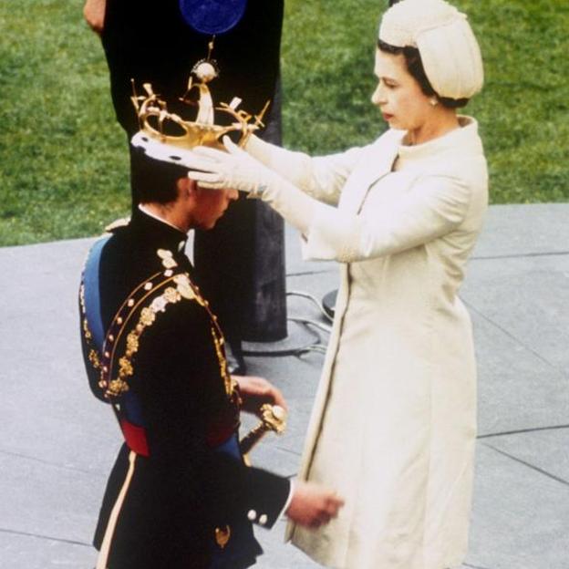 La reina Isabel II en la ceremonia de investidura de Carlos como príncipe de Gales