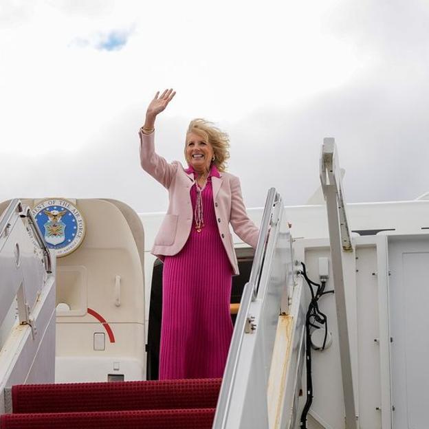 Jill Biden a punto de partir a la coronación de Carlos III.