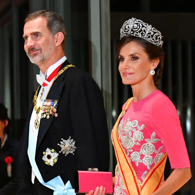 Así va a vestir la reina Letizia en la coronación de Carlos III: repasamos el look que llevó en Japón y Holanda