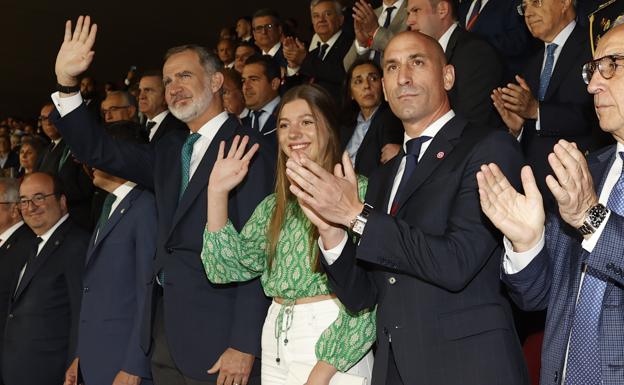 La infanta Sofía y Felipe VI saludan al público del partido de la final de la Copa del Rey en Sevilla.