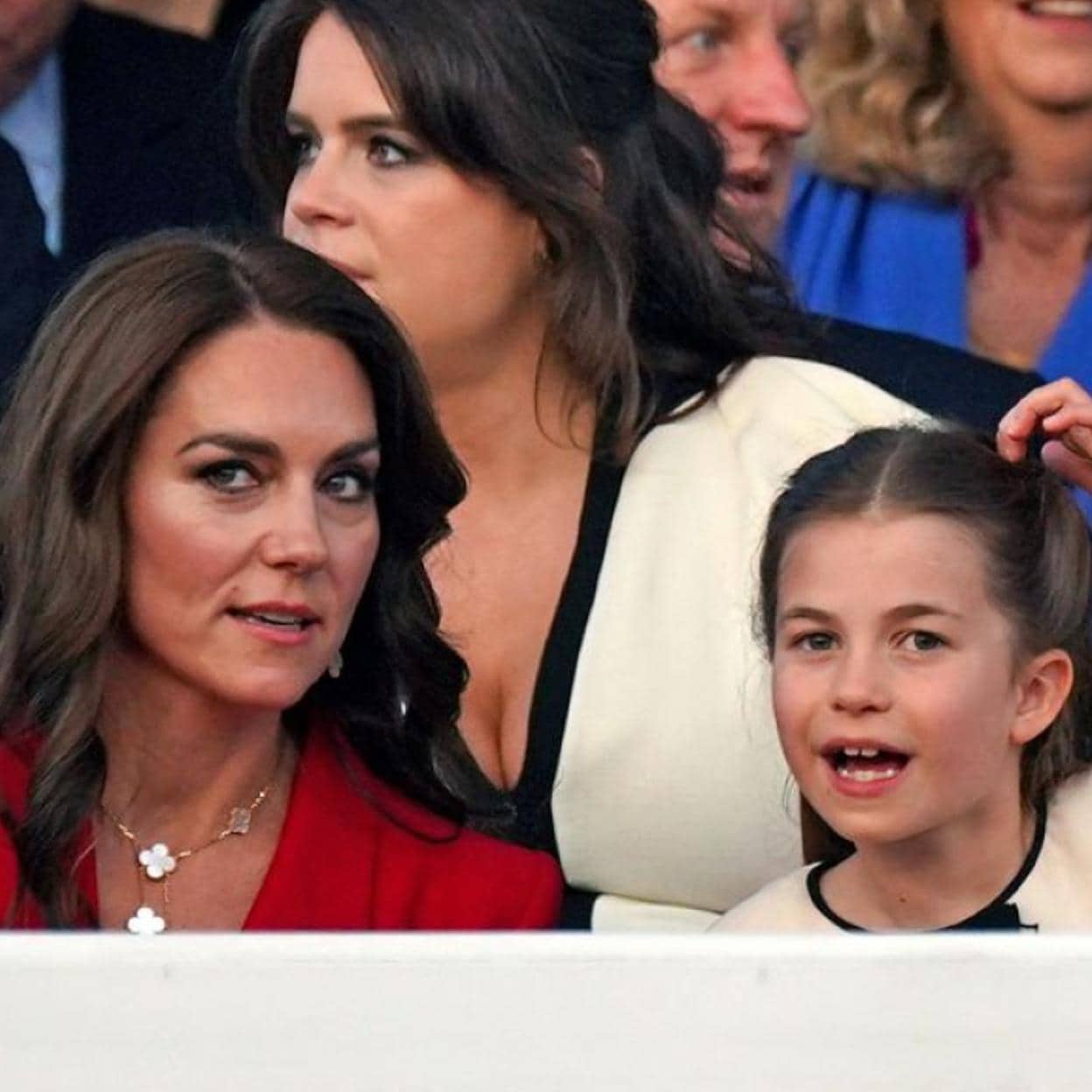 Kate Middleton y la princesa de Charlotte en el concierto./getty